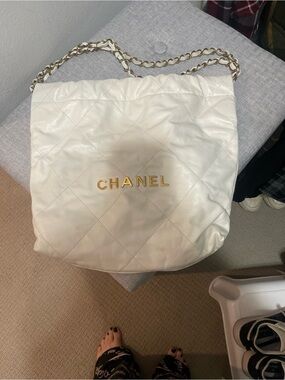 CHANEL White Quilted Leather Shoulder Bag with Gold Hardware